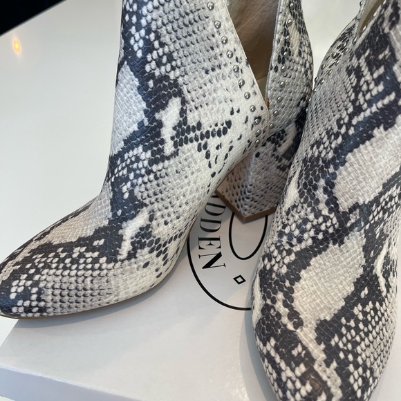 Steve Madden Snakeskin booties - Picture 2 of 15